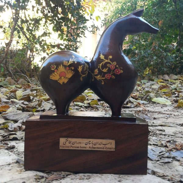 مجسمه چوبی اسب ایران باستان
